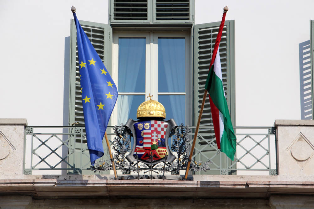 Sandor Palace Crest