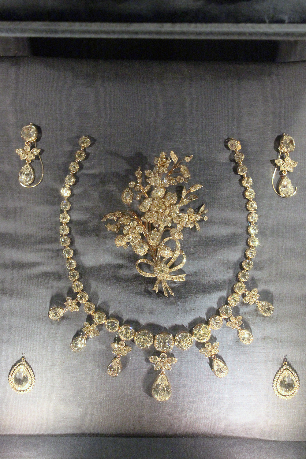 The Brilliant Set Denmark Crown Jewels 04