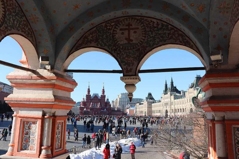 View of the State Historical Museum from St Basils Cathedral in Red Square in Moscow.jpg