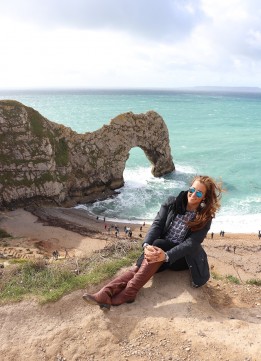 Travel Blogger Kelly Donlin at the Durdle Door in Dorset