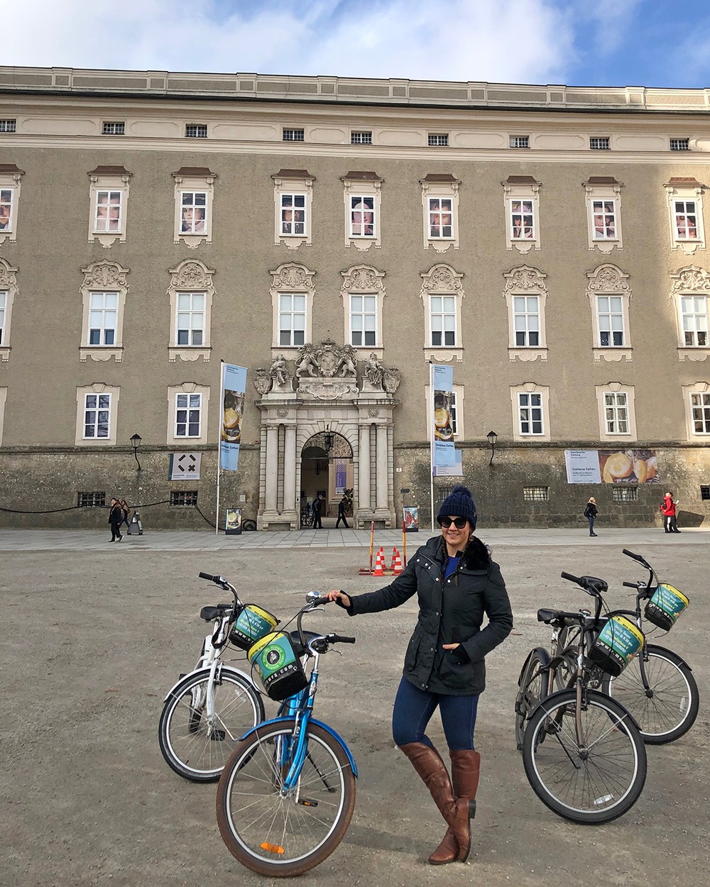 Sound of Music Bike Tour - Kelly in the Residenzplatz