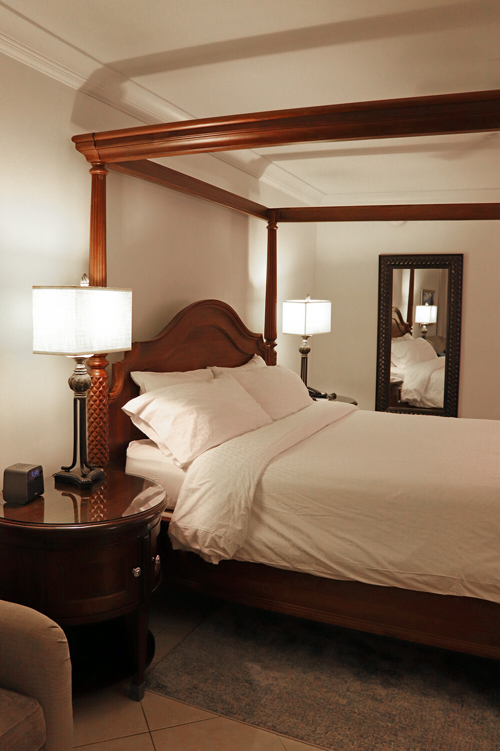 Lagoon Swim Up Room - Four Poster Bed