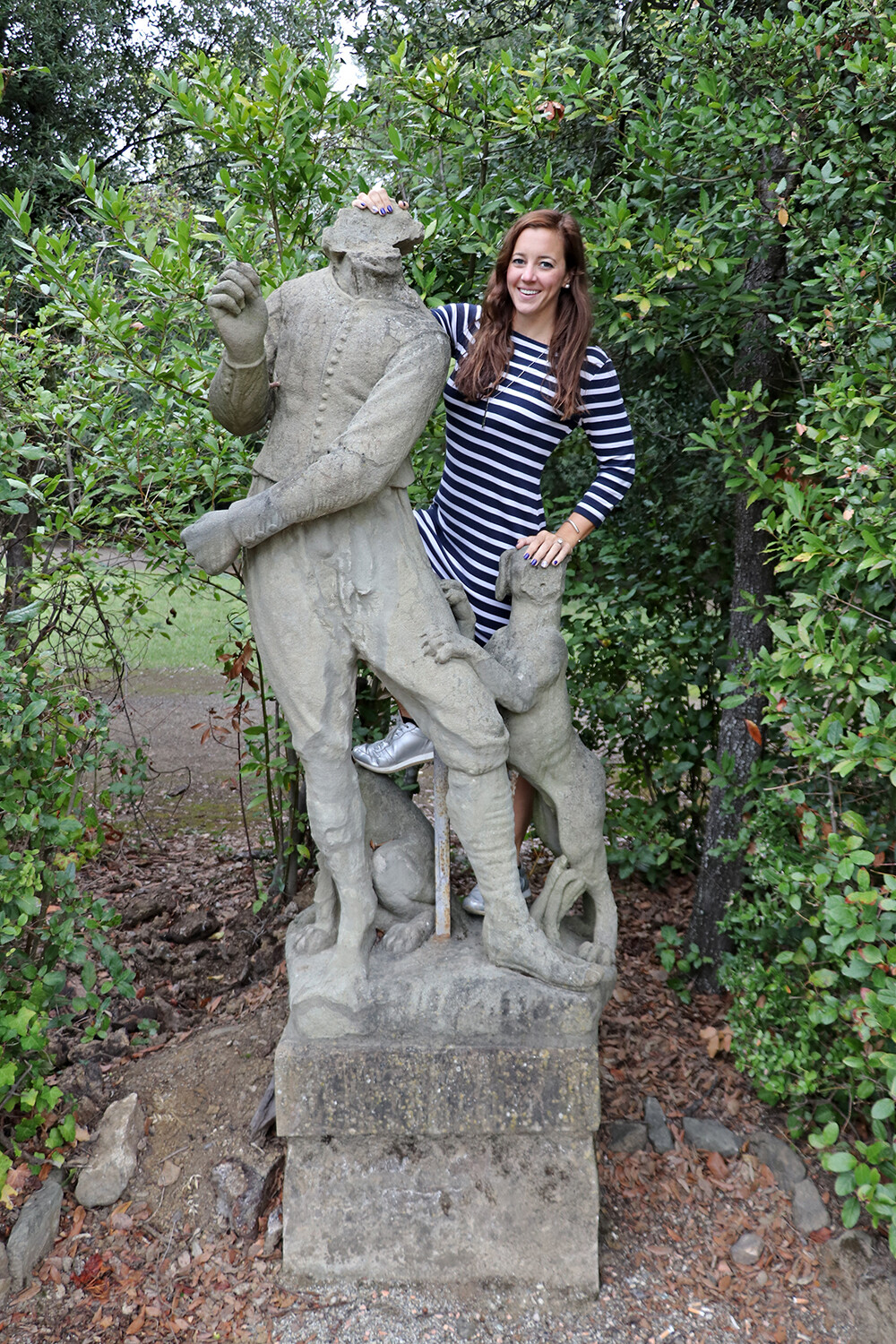 Travel Blogger posing with a Statue in the Boboli Gardens