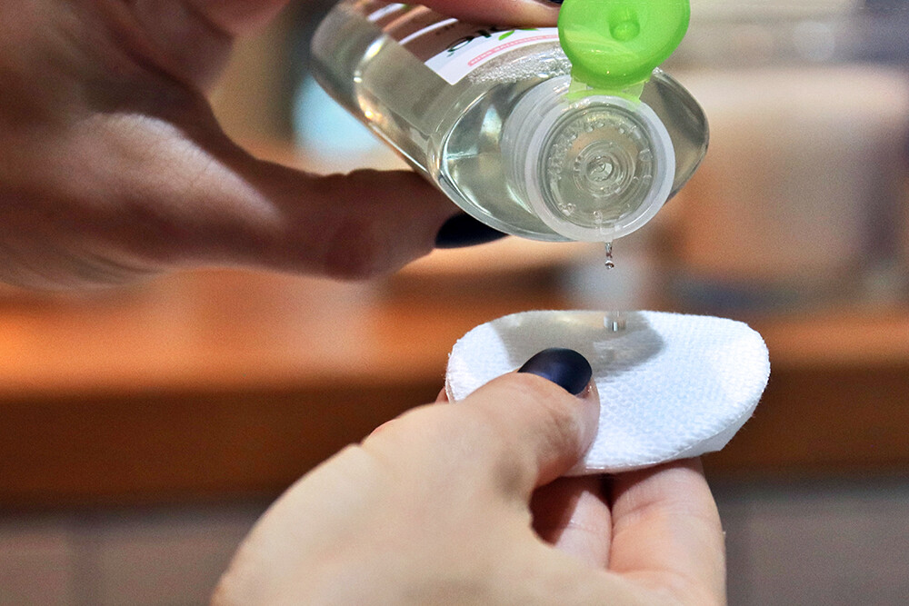 Using Simple Kind to Skin Make-Up Remover