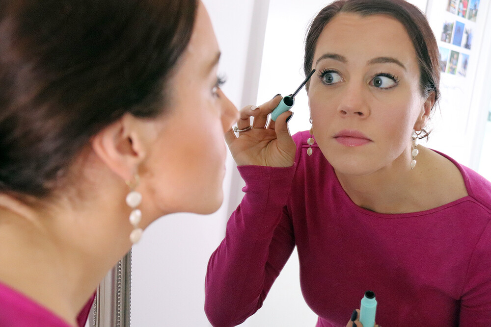 Applying Sweed Lash Lash Lift Mascara