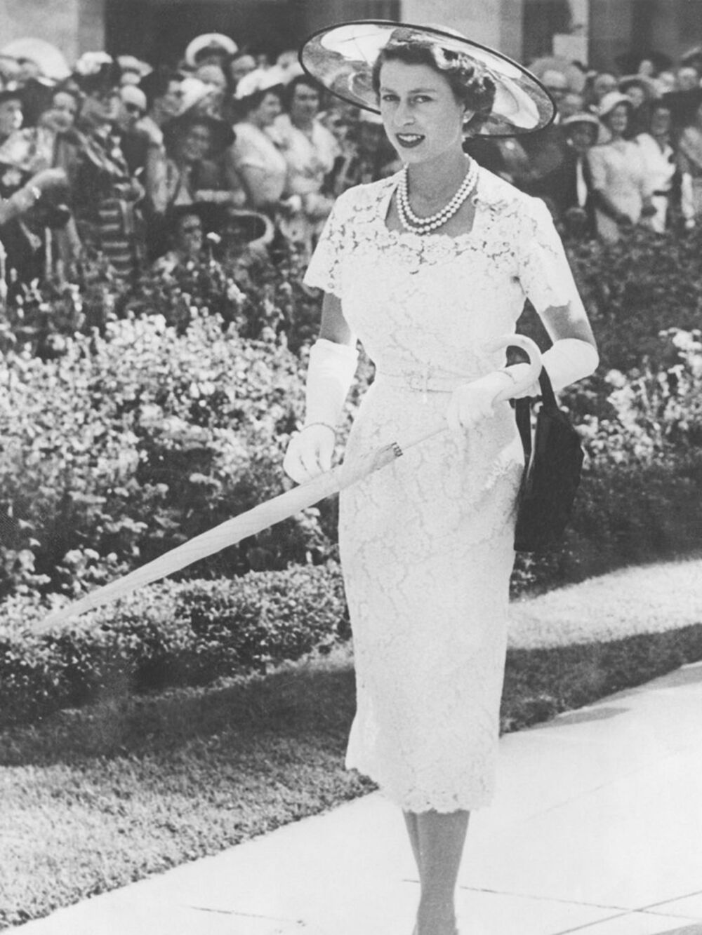 1954. - a slim-fitting white lace dress to a garden party in Sydney, Australia, February 1954 - Getty Images - Queen Elizabeth II Style