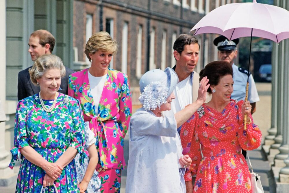 1990 - Bold Florals with Diana, Princess of Wales and Princess Margaret for the Queen Mother’s 90th birthday - Getty Images - Queen Elizabeth II Style