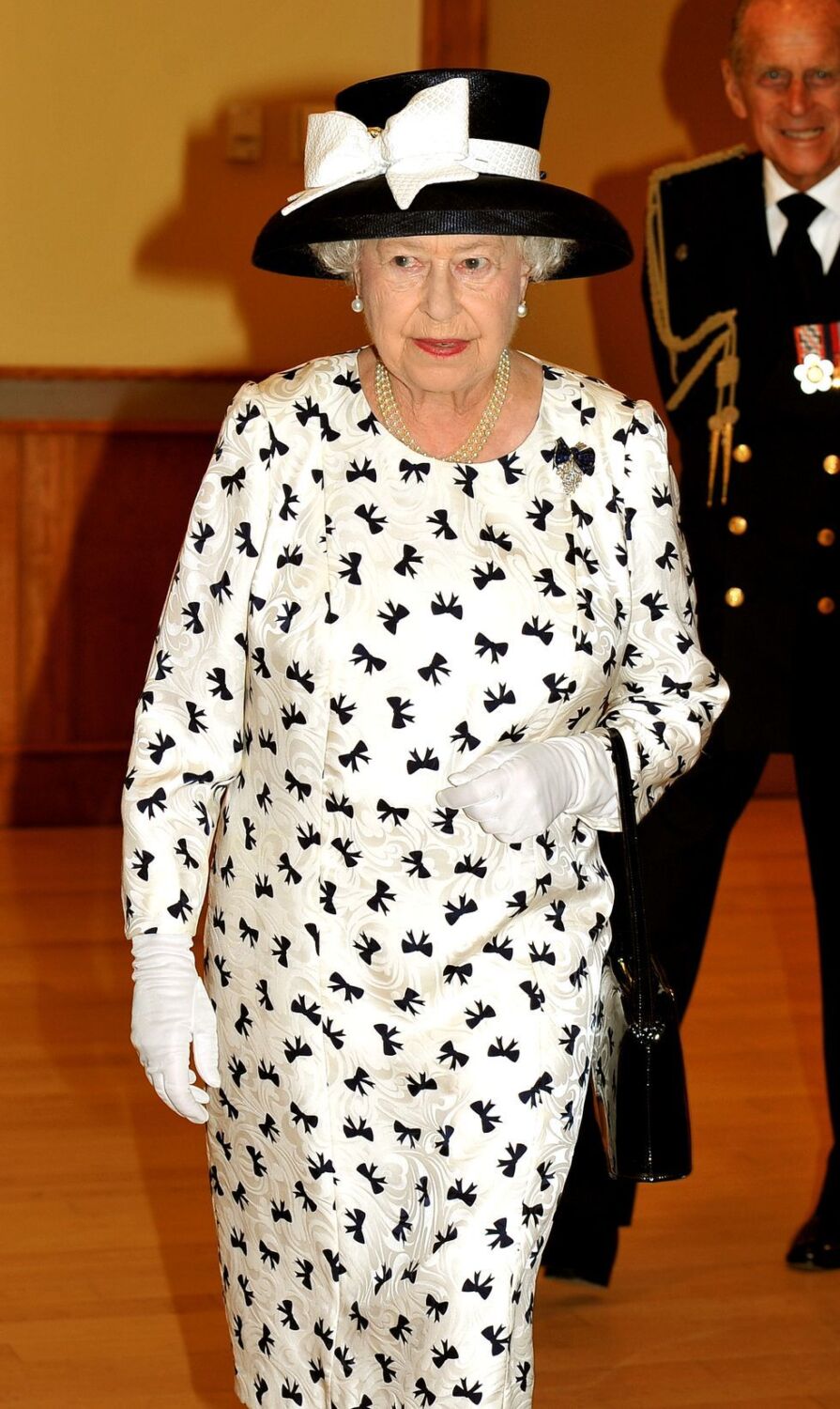 2010 - Black and white to visit the Canadian combined forces base Nova Scotia - Queen Elizabeth II Style