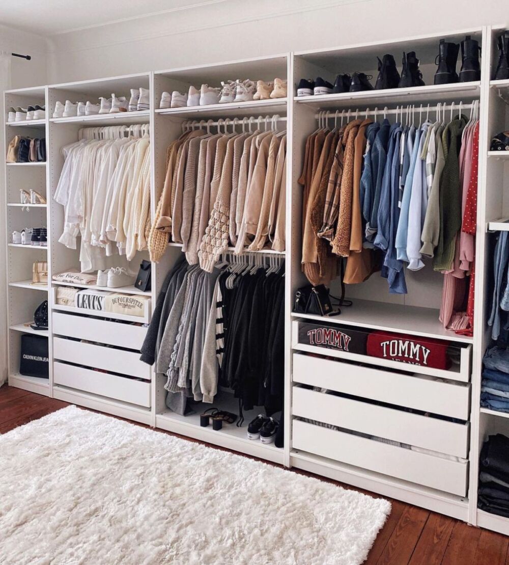 Lisa Fashion Color Coded Closet (@lisarosii)
