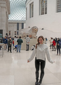 London Blogger in Oversized White Knit Sweater in the British Museum