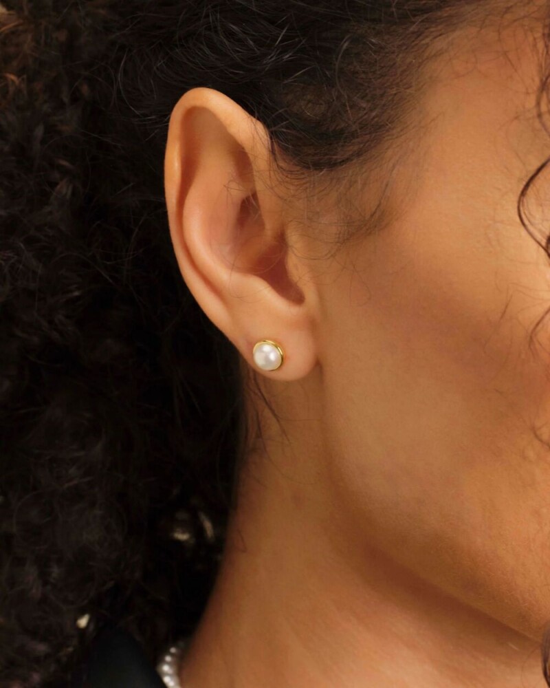 The Women's Bezeled Pearl Stud Earrings - Gold
